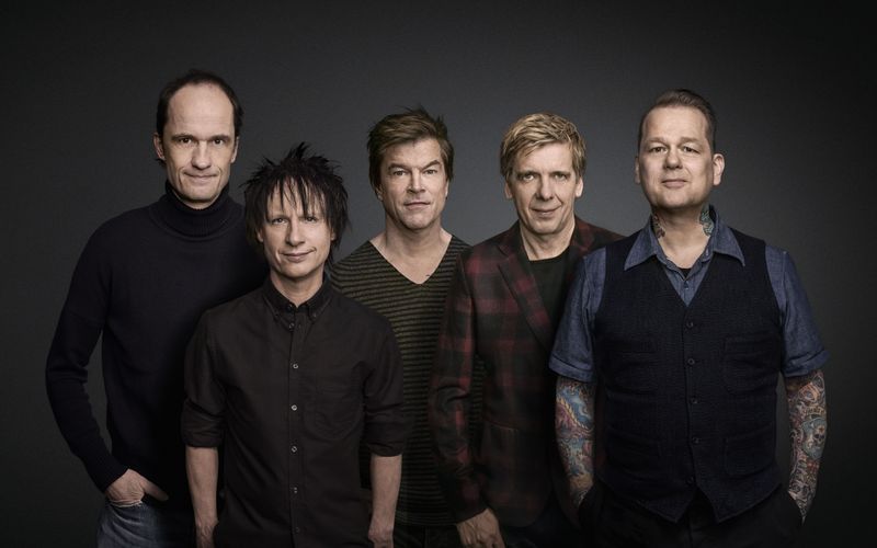 Campino und die Toten Hosen stehen seit 44 Jahren gemeinaam auf der Bühne. Die Galerie präsentiert die schönsten Bilder, geheime Anekdoten und Allgemeinwissen zum Mitreden ...