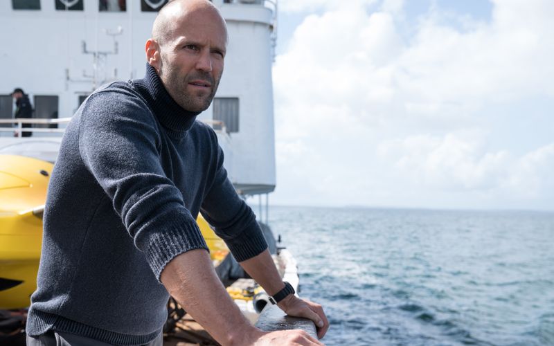 "Meg" ist die Verfilmung des gleichnamigen Romans von Steve Alten. Darin gibt der ehemalige Rettungstaucher Jonas (Jason Statham) seinen Widerstand auf und hilft, das Expeditionsteam aus seiner misslichen Lage zu retten. 