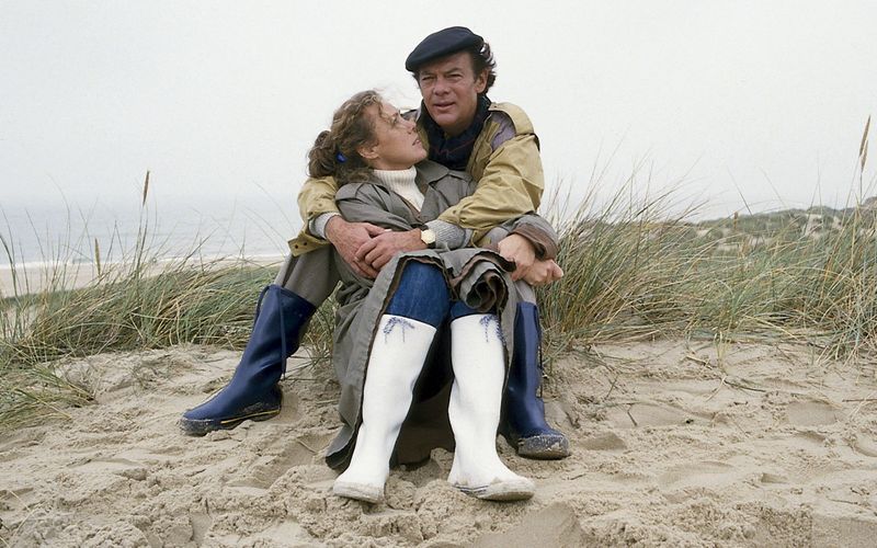 Die achte Folge der "Schwarzwaldklinik" hatte es in sich: Schwester Christa (Gaby Dohm) und Klaus Brinkmann (Klausjürgen Wussow) kuscheln am Strand, während sich daheim im Krankenhaus Dramatisches abspielt.