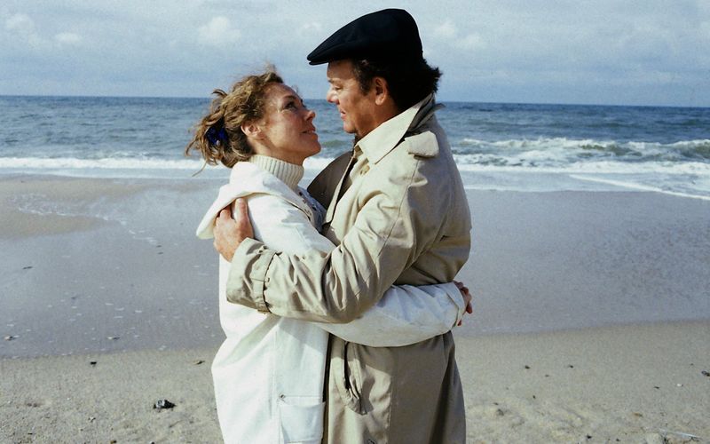 So sieht sie aus, die bis heute erfolgreichste fiktionale TV-Ausstrahlung des deutschen Fernsehens: Schwester Christa (Gaby Dohm, links) und Klaus Brinkmann (Klausjürgen Wussow) sind sich in "Die Schwarzwaldklinik - Die Schuldfrage" (17. November 1985, ZDF) sehr nahe gekommen. Weit weg von der Klinik, am Nordseestrand, ließen sie ihren Gefühle füreinander freien Lauf. Und 28 Millionen Zuschauer seufzten dazu.