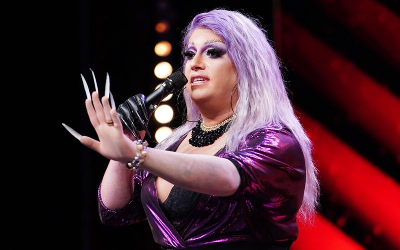 Beim Auftritt der Dragqueen Pam Pengco wurde es derb: "Ich will mehr Glitzer ins Leben bringen", so die schwule Künstlerin aus Köln.