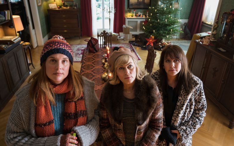 Noch schauen die "Weihnachtstöchter" (von links:) Katarina (Elena Uhlig), Regina (Gesine Cukrowski), Diana (Felicitas Woll) andächtig zum Porträt ihres verstorbenen Vaters, eines Großbäckers, hoch. Doch das Gezänke folgt sogleich.