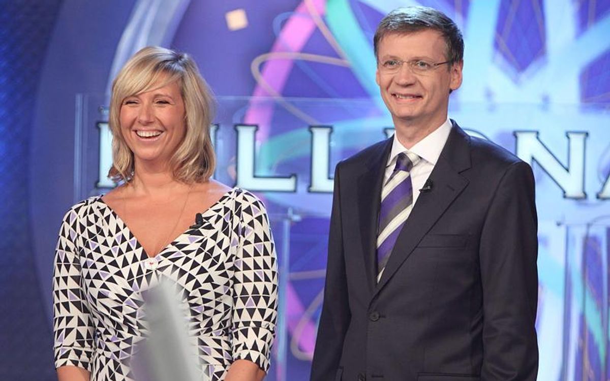 Günther Jauch begrüßte bei "Wer wird Millionär?" in 20 Jahren schon viele prominente Ratefüchse - 2009 etwa war Andrea Kiewel zu Gast. Sie zählte zu den Teilnehmern, die für Aufsehen sorgten: Wir zeigen, wie sich die ZDF-"Fernsehgarten"-Moderatorin schlug, wer auf dem Quizstuhl absahnte und wer kläglich scheiterte ...