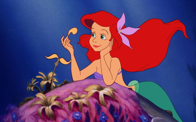 Eine junge Nixe verliebt sich in einen Prinzen, aber die Romanze zwischen Arielle und Erik steht von Beginn an unter keinem guten Stern - nicht nur, weil Arielles Vater ihr den Kontakt zu Menschen strikt verboten hat. "Arielle, die Meerjungfrau" (1989) gehört zweifellos zu den ergreifendsten Zeichentrickmärchen aus dem Hause Disney.