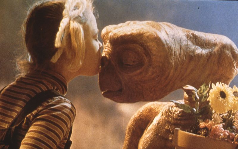 Eine der schönsten Abschiedsszenen der Filmgeschichte: Als "E.T." in die Heimat zurück will, drückt Drew Barrymore ihm einen Schmatzer auf die Aliennase - und jedem, der kein Herz aus Stein hat, kräftig auf die Tränendrüse. Vor 40 Jahren startete der Filmklassiker in deutschen Kinos, wir zeigen, was aus den Kinder- und E.T.-Darstellern wurde ...