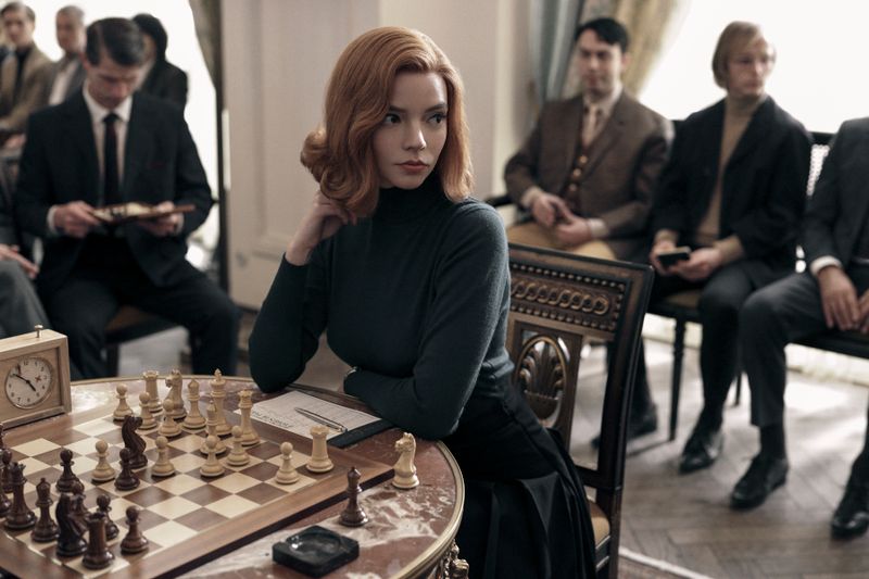 Schach ist ein Spiel der Männer, heißt es im Amerika der 60er-Jahre. Doch dann platzt Beth Harmon (Anya Taylor-Joy) in ihre Welt und stellt alles auf den Kopf.