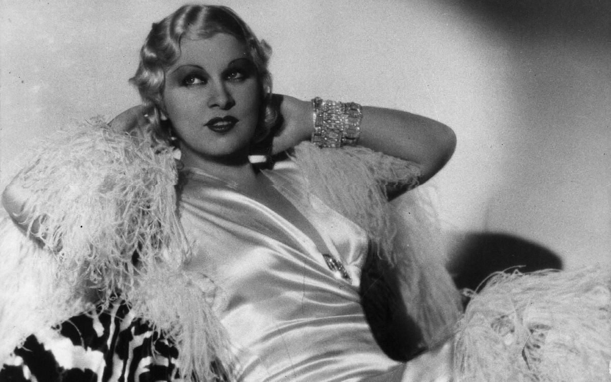 Was macht eine Diva zur Diva? Ist es ihr Talent und ihre Präsenz? Ihre umwerfende Schönheit? Ihre Unnahbarkeit? Oder auch ein gewisses Maß an Exzentrik? Zu Ehren von Mae West, die am 22. November vor 40 Jahrem starb, zeigt die Galerie die größten Göttinnen der Leinwand ...