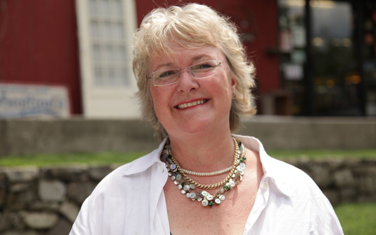 Kennen Sie diese Frau? Es ist Schriftstellerin Katie Fforde, deren Liebesromane als Vorlage für TV-Schnulzen im ZDF-"Herzkino" bilden. Doch sie ist nicht die einzige große Unbekannte: Die Galerie stellt sie und andere Ladies vor, die hinter den hinter den berühmten TV-Reihen-Marken stehen ...
