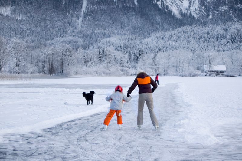 Statt über den Winter zu jammern, gewinnen Sie ihm doch lieber etwas Positives ab. Kaum ist der erste Schnee da, sollten Sie diesen auch nutzen. Dafür müssen Sie nicht in den Skiurlaub fahren, auch ein Ausflug zum Rodeln oder eine Schneeballschlacht vor der Haustür sorgen für gute Laune! Oder probieren Sie es mit Eislaufen oder Eisstockschießen. 
