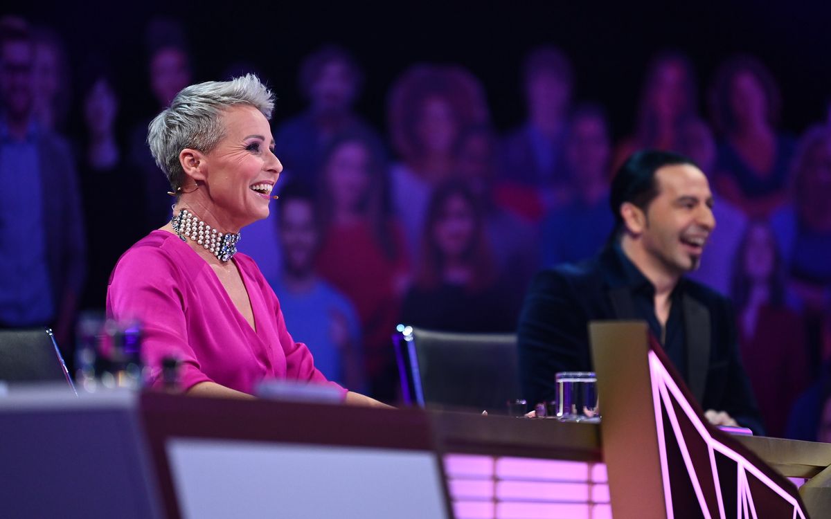 Bislang hatten Sonja Zietlow und Bülent Ceylan im Rateteam von "The Masked Singer" sichtlich viel Spaß. Doch ahnen die beiden Ex-Teilnehmer auch, wer sich unter den verbleibenden Masken verbirgt? Vor dem Finale des ProSieben-Hits am Dienstag, 24. November, 20.15 Uhr, machen wir den Check: Diese Promi-Namen werden heiß gehandelt!