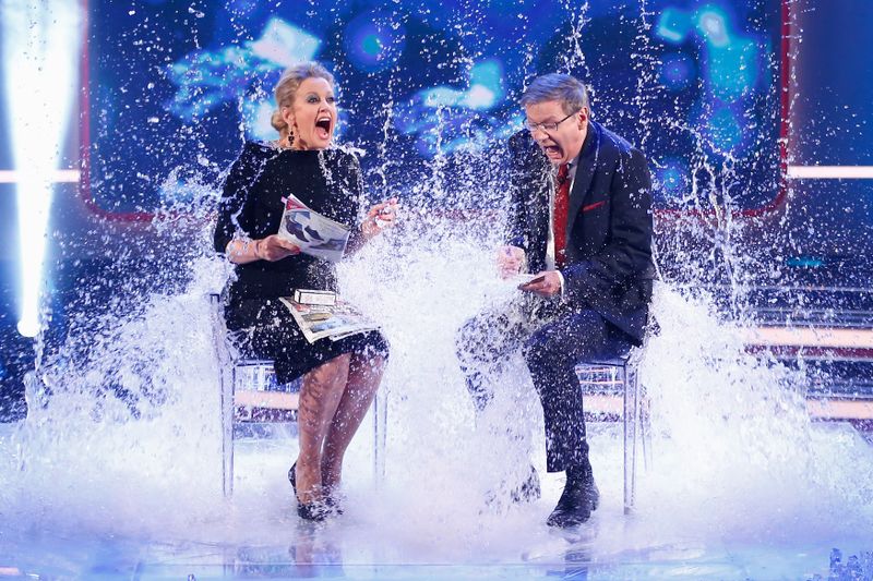 2014 war das Jahr der Ice Bucket Challenge, weshalb sie auch im RTL-Jahresrückblick nicht fehlen durfte. Hier erhalten Barbara Schöneberger und Moderator Günther Jauch eine Abkühlung.