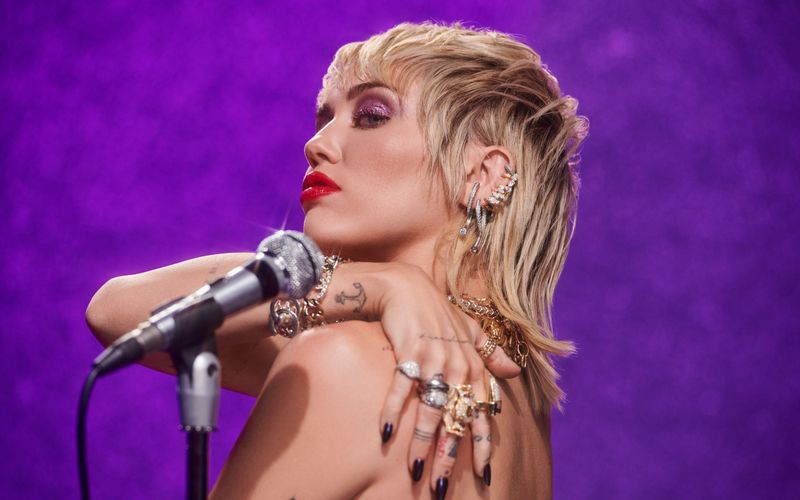 So sieht sie aus: Miley Cyrus im Jahr 2020 - ein glamouröser Vamp im Stil der 80er-Jahre. Aber man erinnert sich noch gut: Da war auch mal eine ganz natürliche Miley, davor die Pop-Abrissbirne Miley, und ganz zu Beginn ihrer Karriere die süße, brave "Hannah Montana". Wir blicken zurück auf all die krassen Imagewandel, die diese Künstlerin mit nur 28 Jahren schon hinter sich hat.