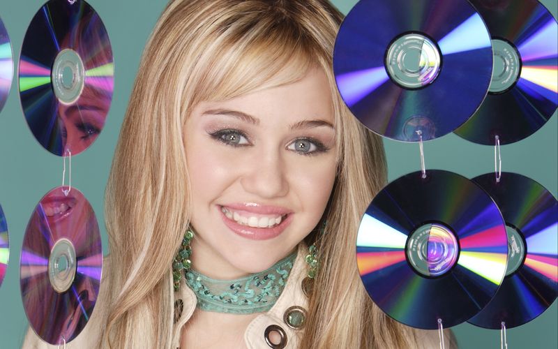 Gott wie süß! Miley Cyrus im Jahr 2006. Ihre Eltern sahen scheinbar schon immer Großes in ihrer erstgeborenen Tochter, denn sie nannten sie Destiny Hope Cyrus - zu Deutsch etwa Schicksal Hoffnung Cyrus. Heute nennt sich die junge Dame Miley Ray Cyrus.