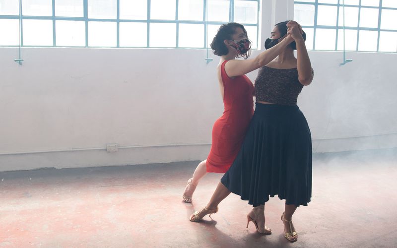 Es sind seltene Momente der Zweisamkeit: Die argentinische Tangotänzerin Corina Herrera übt mit ihrer Tanzpartnerin, unterrichtet aber per Zoom. Das Beispiel aus Buenos Aires ist eines von vielen in der Doku "Welt auf Abstand (Mittwoch, 9. Dezember, 21.50 Uhr, ARTE), das zeigt, wie Menschen weltweit mit der Coronakrise umgehen.