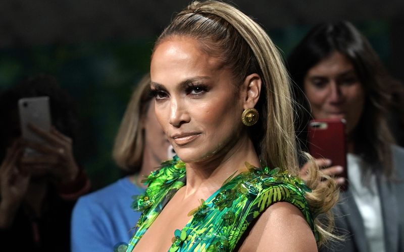 Bei ihren Outfits lässt Jennifer Lopez regelmäßig tief blicken. Bei Instagram zog sie nun sogar komplett blank.