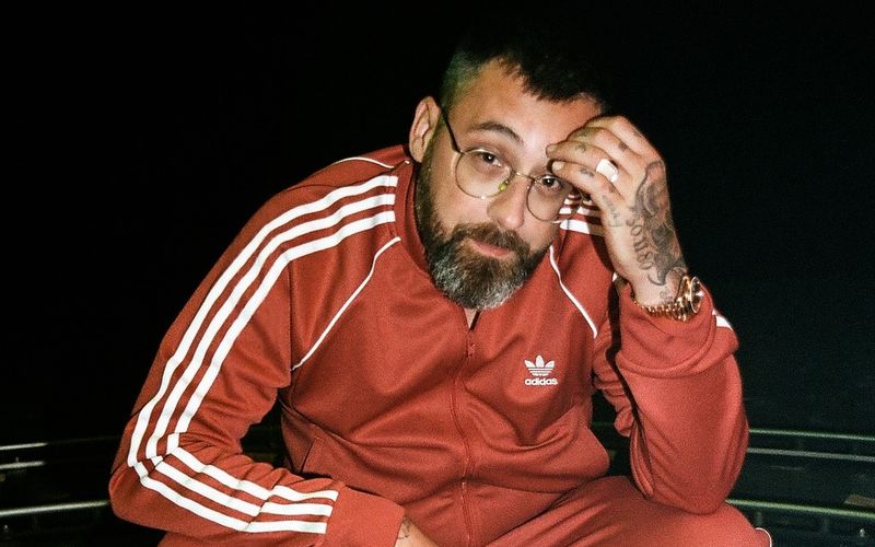 Gangsta-Rapper mit Maske? Die Zeiten sind lange vorbei. Längst ist Sido erwachsen geworden, ist als Schauspieler ernstzunehmen und hat nicht nur musikalisch einen kompletten Imagewandel vollzogen. Wie aus dem einstigen Rüpelrapper zunächst ein (fast) familientauglicher TV-Liebling wurde, der dann komplett abstürzte und sich nun geläutert zeigt, zeichnet unsere Galerie nach ...