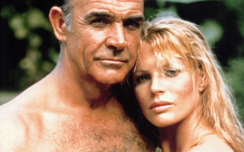 Wer an Sean Connery denkt, denkt vor allem an ihn: James Bond, 007. Ihm verdankt er den Start seiner Filmkarriere, seinen letzten Auftritt als Geheimagent hatte er vor 40 Jahren, als "Sag niemals nie" in die Kinos kam. Und doch empfand Connery seine Bond-Vergangenheit als Belastung und wollte sich stets von ihr befreien - mit teils skurrilen Rollen. Die Galerie zeigt bedeutendsten Filme des schottischen Schauspielers ... 