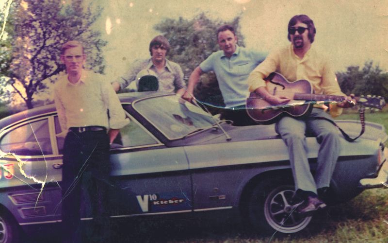 Sie wurden als Duo berühmt, was aber viele nicht wissen: Die Amigos waren ursprünglich ein Quartett. Die ersten musikalischen Gehversuche gab es bereits in den 60-ern, 1970 wurde dann die Band Die Amigos gegründet. Neben Bernd und Karl-Heinz Ulrich gehörten damals auch noch Rudi Lang und Günther Zimmer zu der Gruppe aus dem mittelhessischen Villingen.