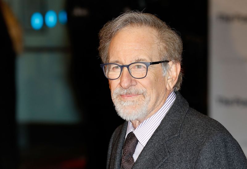 Er definierte immer wieder neu, was Menschen vom Kino erwarten: Steven Spielberg begeistert Filmfans rund um den Globus seit mehr als fünf Jahrzehnten. Dabei beherrscht er jedes Genre: Ob Abenteuer- oder Kinderfilm, Biopic, Sci-Fi-Thriller oder Kriegsdrama - Spielberg gelang ein Meisterwerk nach dem anderen, wie die Galerie zeigt. 