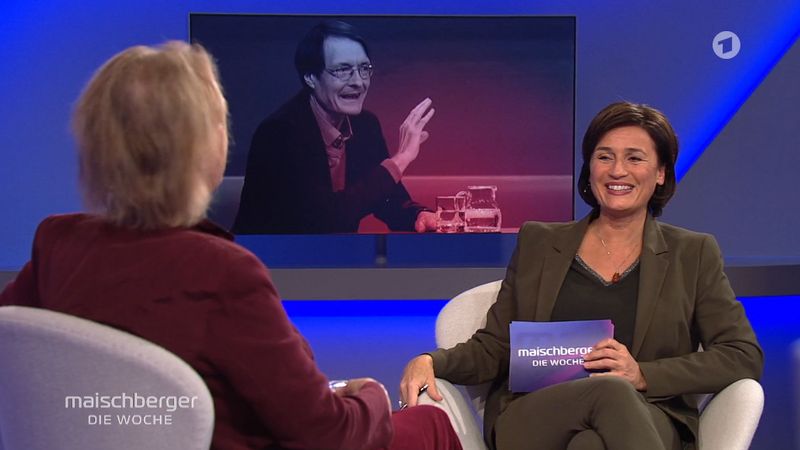 Als SPD-Politiker Karl Lauterbach auf dem Bildschirm erschien, rief Elke Heidenreich (links) aus: "Der geht mir so auf die Nerven!" Moderatorin Sandra Maischberger kann sich darauf ein Lachen nicht verkneifen.