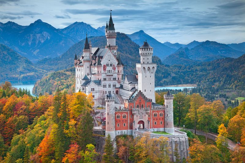 Touristen aus der ganzen Welt zieht das Märchenschloss von König Ludwig II. von Bayern an: jährlich bis zu 1,5 Millionen. Zurecht! Denn Neuschwanstein ist nicht nur ein wunderschönes Schloss im Stil mittelalterlicher Ritterburgen, sondern auch in eine traumhafte Kulisse gesetzt: oberhalb von Hohenschwangau bei Füssen. Kein Wunder, dass sich Disney für sein Firmenlogo und seine Filme von dem 1869 begonnenen Bau inspirieren ließ.