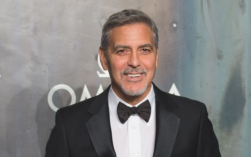 Prämierter Filmemacher, begnadeter Schauspieler, charmanter Gentleman: George Clooney hat in den letzten Jahrzehnten die Herzen von Filmfans und Frauen gleichermaßen im Sturm erobert. Zehn Gründe, warum wir George Clooney lieben, zeigt die Galerie.