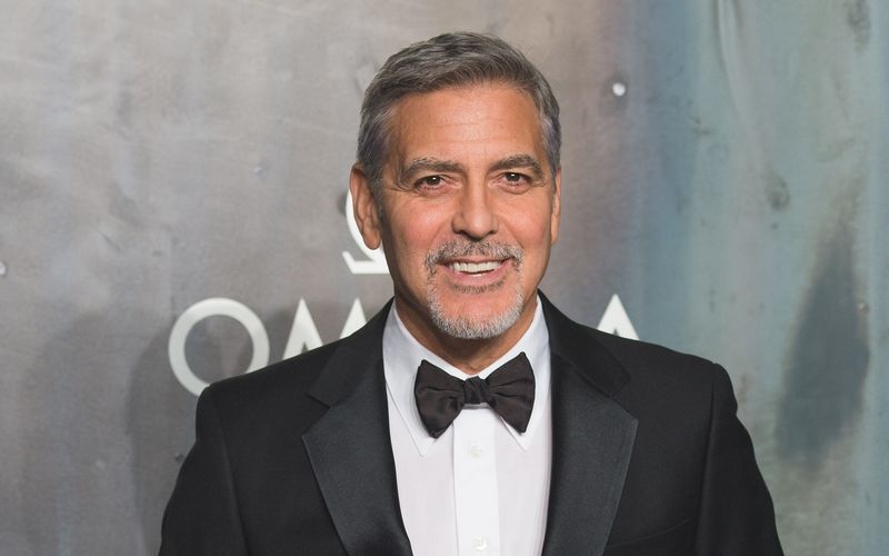 Prämierter Filmemacher, begnadeter Schauspieler, charmanter Gentleman: George Clooney hat in den letzten Jahrzehnten die Herzen von Filmfans und Frauen gleichermaßen im Sturm erobert. Am 6. Mai wird der Hollywoodstar 60 Jahre alt. Zehn Gründe, warum wir George Clooney lieben, zeigt die Galerie.