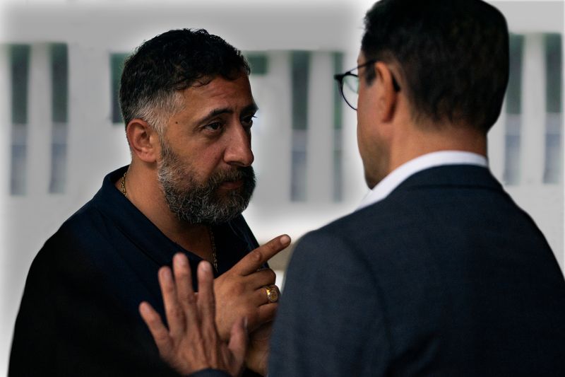 Kalaman (Kida Khodr Ramadan, links) nimmt Vernau (Jan Josef Liefers) in die Mangel.
