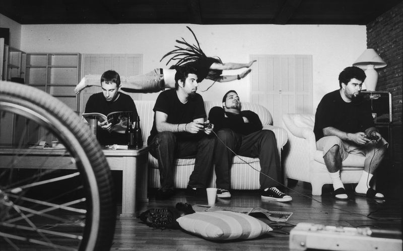 Placebo, PJ Harvey, die Smashing Pumpkins, Radiohead und Deftones (Bild) wurden in den 90er-Jahren zu Ikonen der alternativen Rockmusik. Mit "Private Music" veröffentlichten die Deftones am 22. August ihr zehntes Studioalbum. Wie die Band aus Sacramento sind auch einige andere Künstler von damals noch noch heute aktiv und erfolgreich. Die Galerie zeigt, was aus den Alternative-Stars der 90-er wurde.