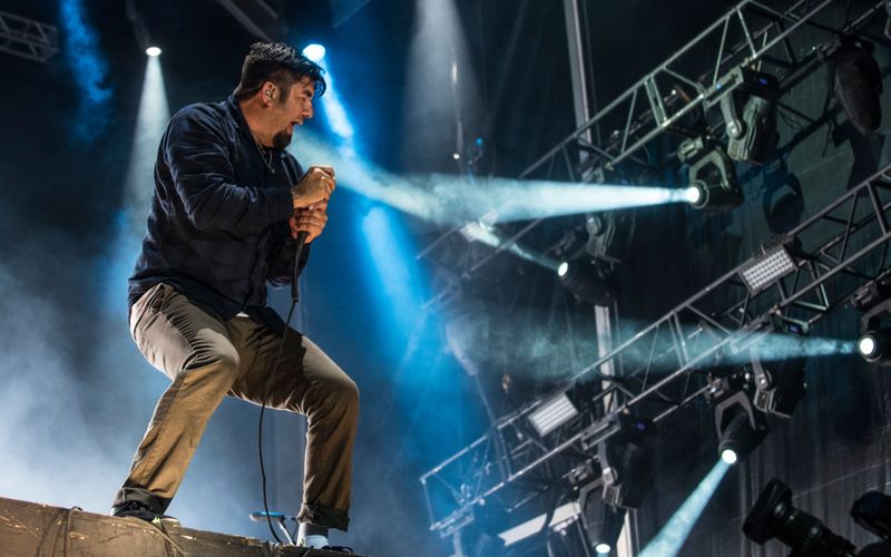 Die Deftones wurden zwar schon 1988 gegründet, die großen Erfolge feierten aber auch die Jungs aus Sacramento um Frontman Chino Moreno in den 90ern. Zu Beginn ihrer Karriere standen sie oft mit Korn auf der Bühne, doch statt sich wie die Kollegen auf Nu-Metal zu spezialisieren, kultivierten die Deftones einen etwas breiteren Alternative-Sound.