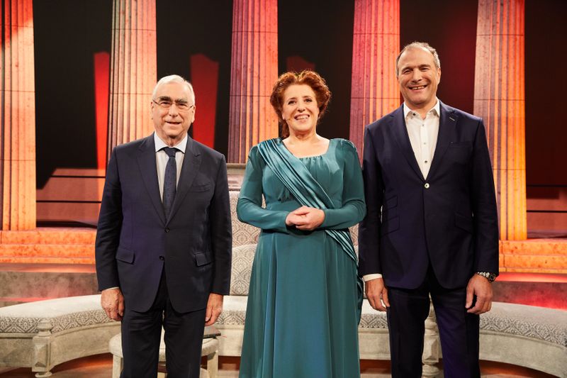 Hohe Gäste erweisen ihr die Ehre (von links): Theo Waigel, Luise Kinseher und Alexander Hold).