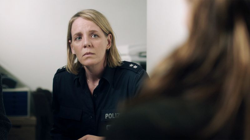 Jennifer Holstenbeck (Katrin Wichmann) ist Sörensens Mitstreiterin auf dem Polizeirevier von Katenbüll. 