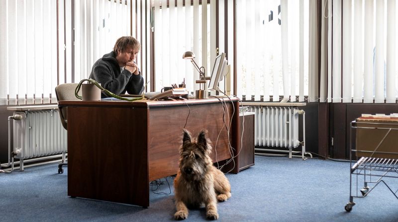 Ein Leben ohne Hund ist möglich, aber sinnlos: Sörensen (Bjarne Mädel) hat sich an seinem neuen Arbeitsplatz den Gefährten "Cord" gesucht.