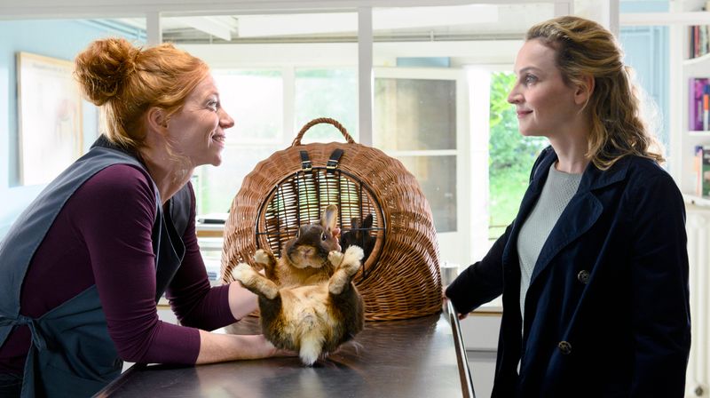 Die zwei mit dem Hasen: Tierarzthelferin Jule (Marleen Lohse, links) und die Schwanitzer Kommissarin Hannah (Jana Klinge) mögen sich.