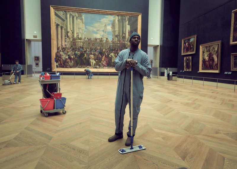 Assane Diop (Omar Sy) wird normalerweise kaum wahrgenommen und kann sich ungehindert im Louvre umsehen.
