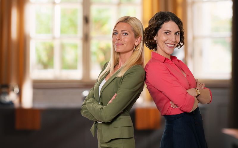 In der ZDF-Serie "Kanzlei Berger" (ab Mittwoch, 10. Februar, wöchentlich um 19.25 Uhr) spielen Nele Kiper (links) und Eva-Maria Reichert die beiden Hauptrollen. Kennengelernt haben sie sich erstmals über Zoom.