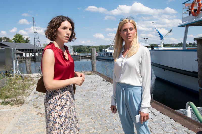 Caro (Eva-Maria Reichert, links) und Niki (Nele Kiper) sollen vorübergehend die Leitung der "Kanzlei Berger" übernehmen, während ihr Vater auf Reha ist.
