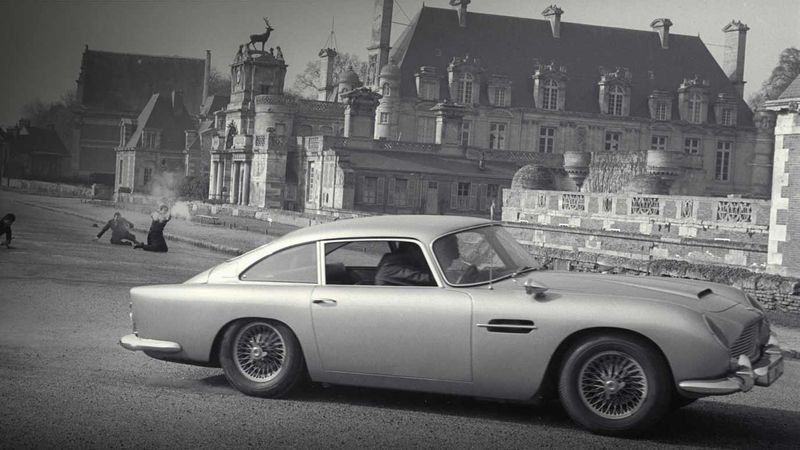 Er ist der Prototyp aller Kultfilmautos: der Aston Martin DB5. Die Formensprache des urbritischen Sportwagens weckte ebenso die Leidenschaft des ersten 007-Darstellers Sean Connery wie die Formen der Damen in "Goldfinger".