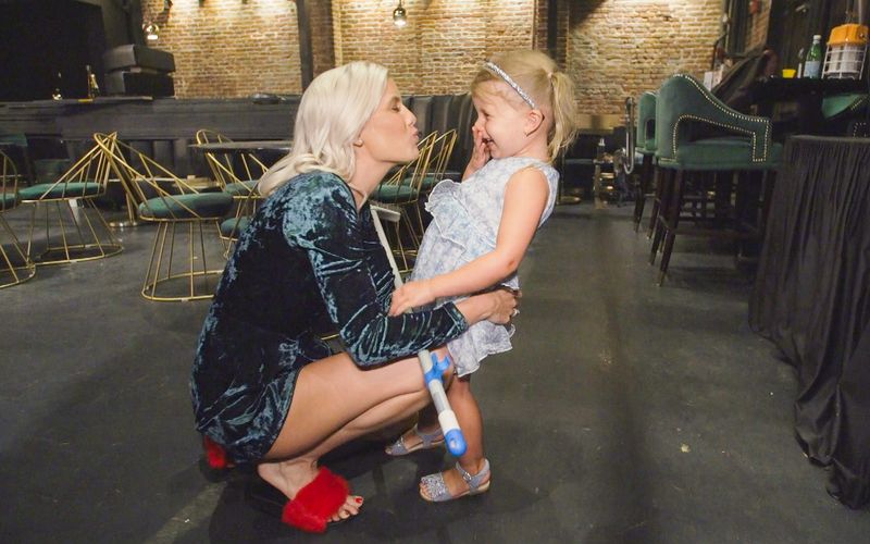 Küsschen für Mama: Oksana mit der kleinen Arielle in ihrem derzeit geschlossenen Nachtclub.