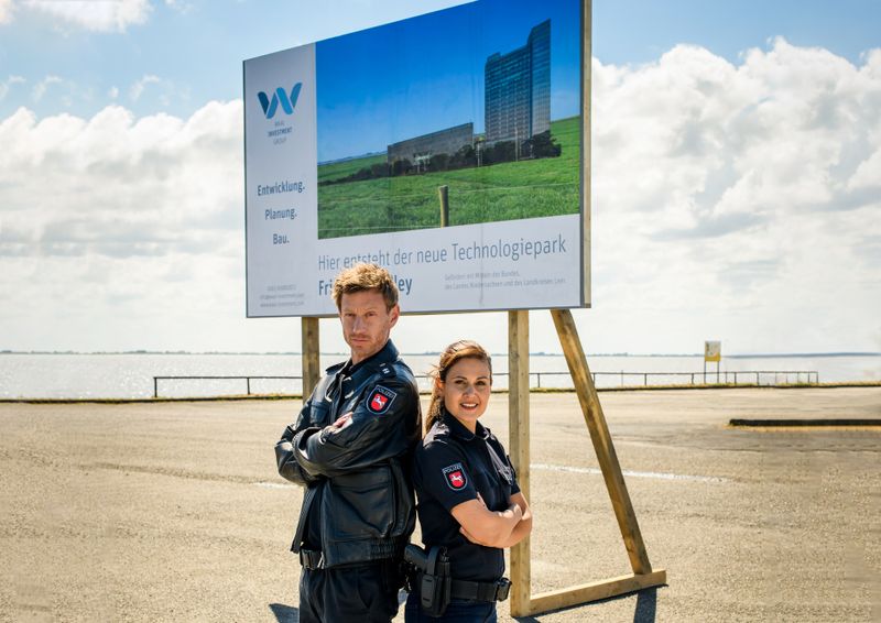 Die digitale Zukunft beginnt in Leer mit dem Technologiepark "Friesland Valley". Süher Özlügül (Sophie Dal) und Henk Cassens (Maxim Mehmet) fühlen sich mit dem Auftrag, den Investmentmanager zu eskortieren, nicht sonderlich wertgeschätzt.