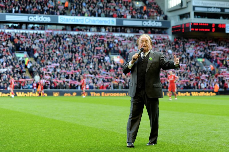 Gerry Marsden intoniert "You'll Never Walk Alone" an der Anfield Road, der Heimat des FC Liverpool.