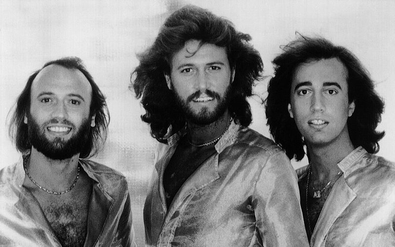 "Ha! Ha! Ha! Ha! Stayin' Alive!" - In der Disco-Ära wurden die Bee Gees zu Megastars, zu männlichen Sexsymbolen. Drei Brüder, von denen einer schöner singt als der andere, das war etwas Besonderes. Anlässlich des 10. Todestags von Robin Gibb (rechts) am 20. Mai erinnern wir an die erfolgreichsten Familienbands aller Zeiten.