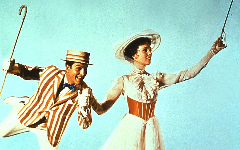 Prächtige Kulissen, fabelhafte Abenteuer und großartige Tanzszenen: "Mary Poppins" (1964) machte Julie Andrews und Dick Van Dyke zu Hollywood-Legenden.