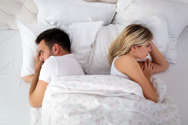 Plötzlich hat der Partner oder die Partnerin überhaupt keine Lust mehr auf Sex mit Ihnen. Das könnte daran liegen, dass er oder sie sich seine Befriedigung bereits woanders geholt hat. Oder aber, er oder sie will auf einmal Dinge im Bett ausprobieren, von denen zuvor nie die Rede war. Dann könnte er oder sie die neuen Ideen von seinem Seitensprung gelernt haben. Achten Sie also darauf, ob es eindeutige Veränderungen in Ihrem Sexleben gibt.