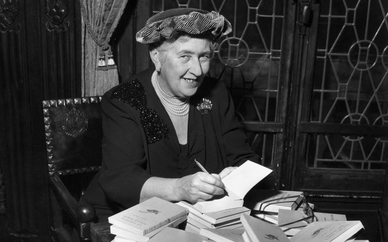 Im Januar 1976 starb eine der bekanntesten Schriftstellerinnen aller Zeiten: Agatha Christie. Die 1890 in Südengland geborene Krimiautorin veröffentlichte Dutzende Romane, Bühnenstücke und Kurzgeschichten - von denen viele verfilmt wurden.
