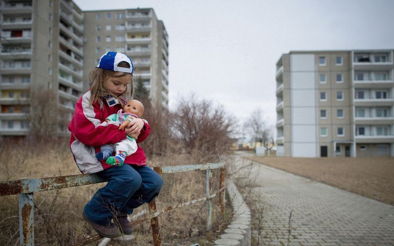 Jedes fünfte Kind in Deutschland lebt in Armut. Die ZDFinfo-Dokumentation "Ausgegrenzt und abgehängt - Kinderarmut in Deutschland" (Freitag, 8. Januar, 20.15 Uhr, ZDFinfo) beleuchtet Alltagsprobleme und Hintergründe der betroffenen Kinder und ihrer Eltern.