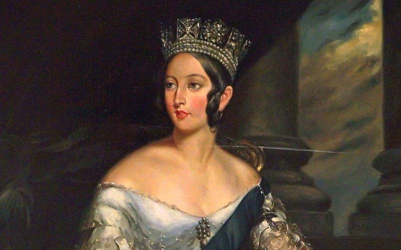Queen Victoria prägte als Regentin eine ganze Epoche. Kein Wunder, dass das Leben und Wirken der einstigen Monarchin in Film und Fernsehen gewürdigt wurde. Anlässlich ihres 120. Todestages blicken wir auf Stars, die Queen Victoria verkörperten. Welche weiteren Royals in Filmen und Serien ihre Spuren hinterließen, verrät die Galerie.