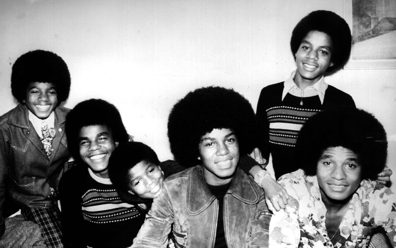 Er war einst ein Wunderkind, wurde dann zum Weltstar und nahm schließlich ein tragisches Ende. Im Juni 2009 starb Michael Jackson (im Bild links) an einer Überdosis des Narkosemittels Propofol. Der legendäre Jackson-Clan ist aber weiterhin regelmäßig in den Schlagzeilen. Was wurde aus "Jackos" Brüdern, Schwestern, Eltern und Kindern?