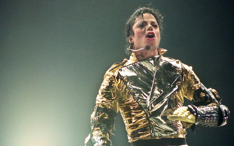 Er war der erfolgreichste Entertainer aller Zeiten: Michael Jackson, der 1958 als drittjüngstes von insgesamt neun Geschwistern in Gary, Indiana, das Licht der Welt erblickte. Seine Karriere begann der spätere Weltstar im Kreise seiner Brüder - als Teil der Jackson Five.