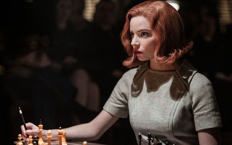Innerhalb eines Monats sahen 62 Millionen Zuschauer weltweit Beth Harmon (Anya Taylor-Joy) dabei zu, wie sie in "Das Damengambit" ihr Schachspiel perfektionierte. Die Mini-Serie war nur einer von vielen Quotenhits des Streaming-Giganten Netflix im Pandemie-Jahr 2020.